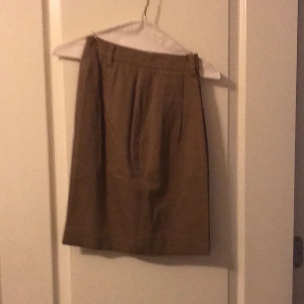 Ellen Tracy Shorts, size 8 color tan - Picture 2 of 6